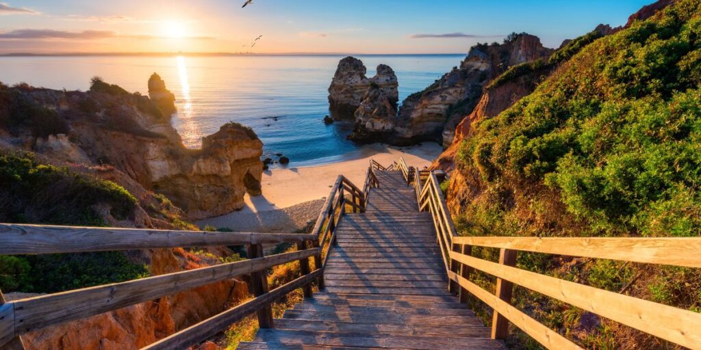 Carvoeiro: Praias Encantadoras e História no Algarve