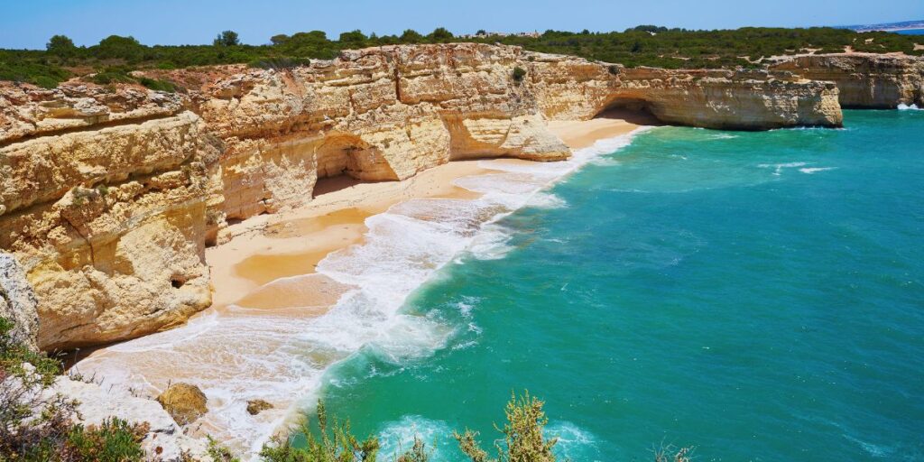 Piscinas Naturais no Algarve: Descubra Tesouros Escondidos